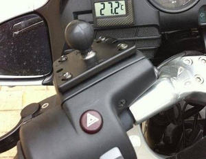 Uchwyt Ram Mount z 1-calową głowicą obrotową mocowany na pokrywę zbiornika płynu hamulcowego w motocyklu