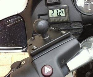 Uchwyt Ram Mount z 1-calową głowicą obrotową mocowany na pokrywę zbiornika płynu hamulcowego w motocyklu