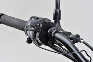 Daytona Źródła zasilania z 1 portem USB na smukłej obejmie do montażu na kierownicy motocykla 89371